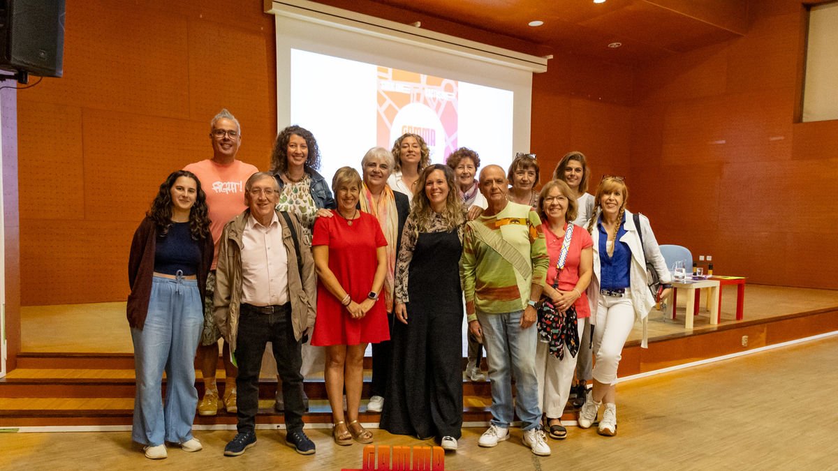 Foto de los impulsores del festival GAMMA de arte urbano, algunos artistas invitados y representantes vecinales en Balàfia. - PAERIA
