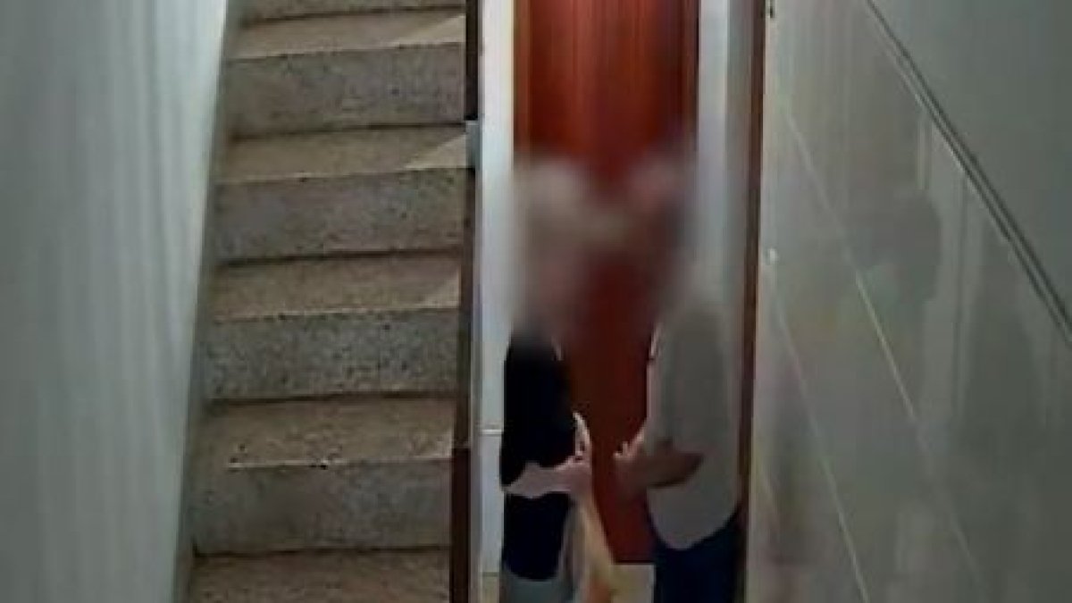 Atracament en un portal de Lleida a una dona d'edat avançada
