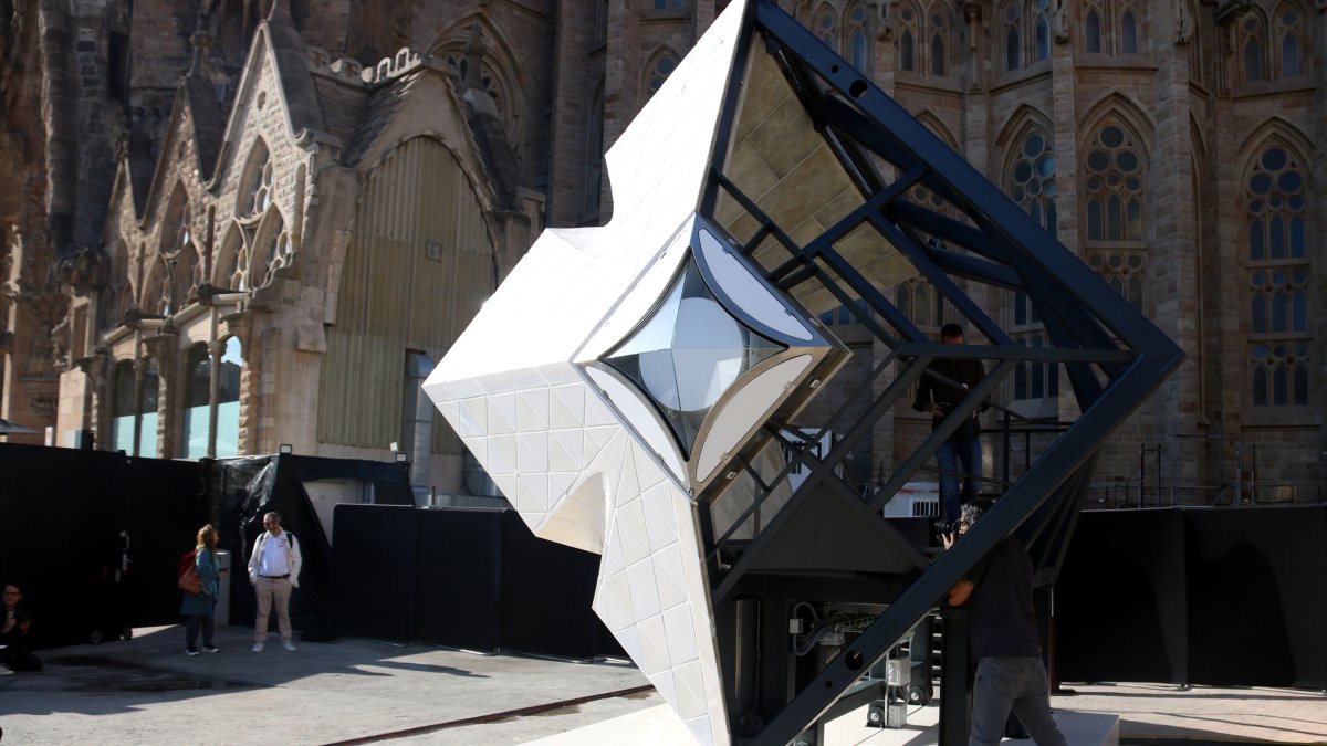 Fragmento del prototipo de la cree que coronará la torre de Jesucrist de la Sagrada Família, concretamente la mitad de un brazo de la cruz, que se encontrará expuesto en el patio de materiales.