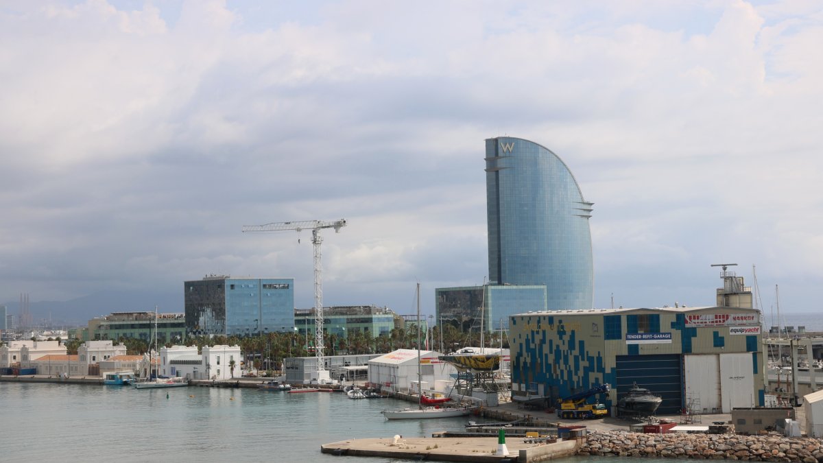 Una vista de parte de la fachada litoral de Barcelona, con el hotel Vela al fondo-