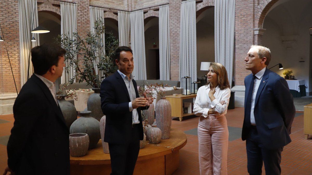 La presidenta de Paradores, Raquel Sánchez, con el director del de Lleida ciudad, Miquel López, y el subdelegado del Gobierno Central en Lleida, José Crespín, este mediodía en el Roser.