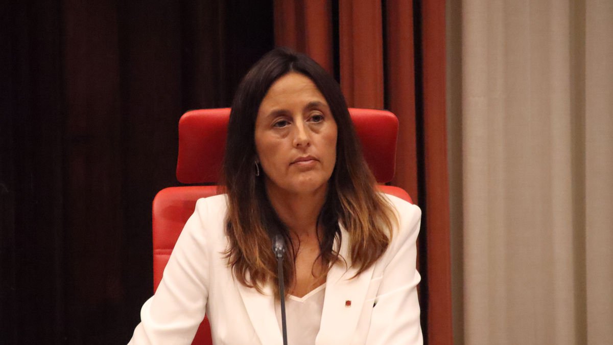 La consellera Esther Niubó, ayer en el Parlament. - MARIONA PUIG/ACN