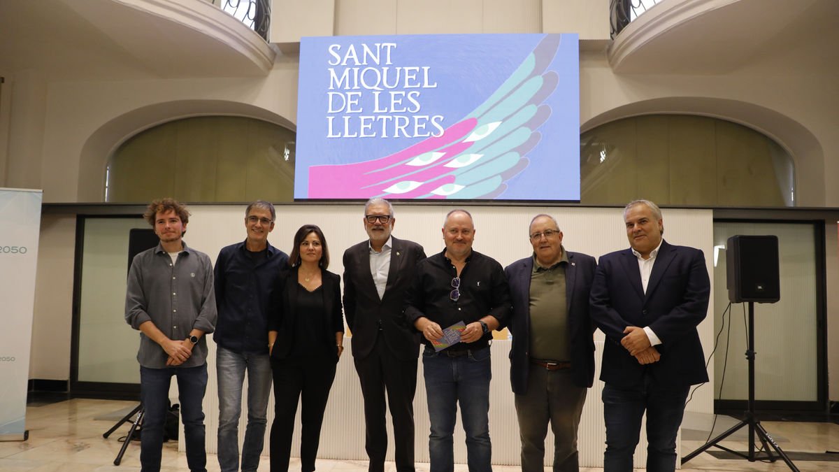 El alcalde, Fèlix Larrosa (en el centro), que no se perdió el debate, con los ponentes y Antoni Gelonch. - AMADO FORROLLA