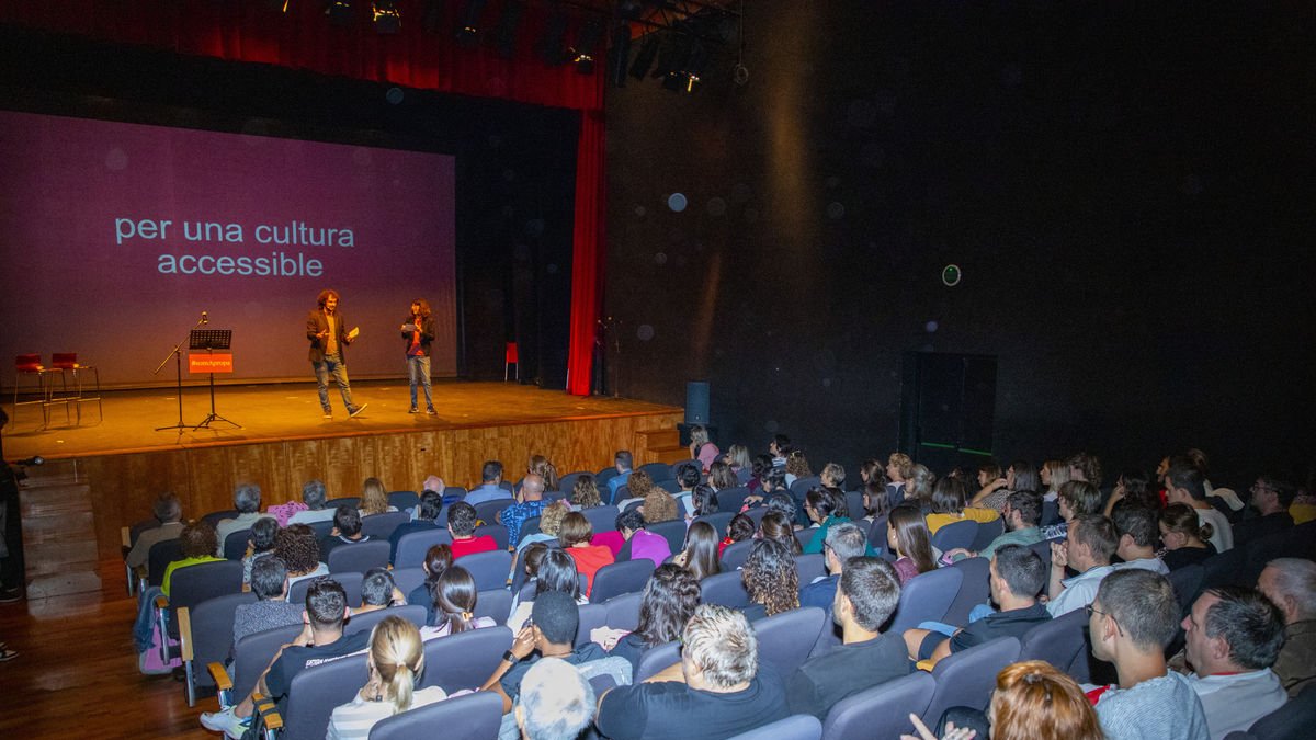 El encuentro de Apropa Cultura se celebró ayer en el Teatre de l’Escorxador de Lleida. - GERARD HOYAS