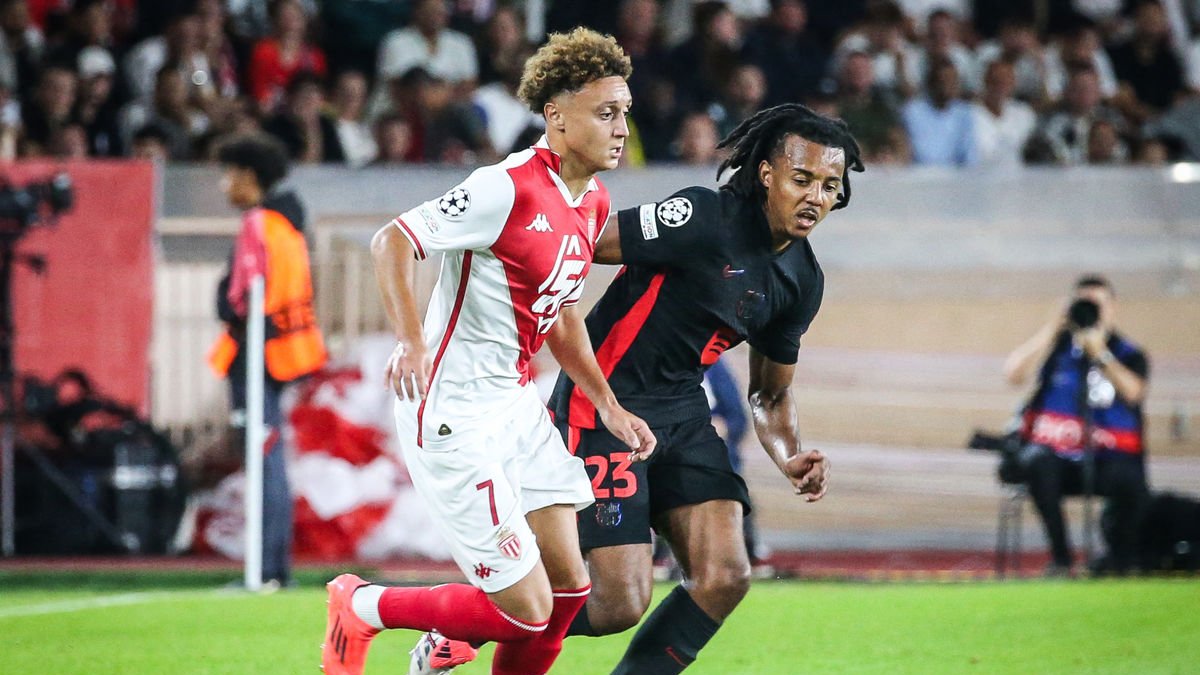 Jules Kounde persigue a un jugador del Mónaco. - EFE/EPA/SEBASTIEN NOGIER