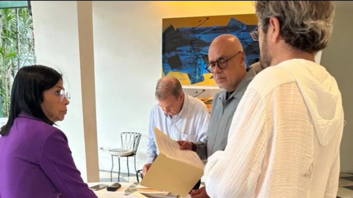 La polémica reunión en la Embajada española en Caracas entre Edmundo González y Delcy Rodríguez. - ASAMBLEAS DE VENEZUELA