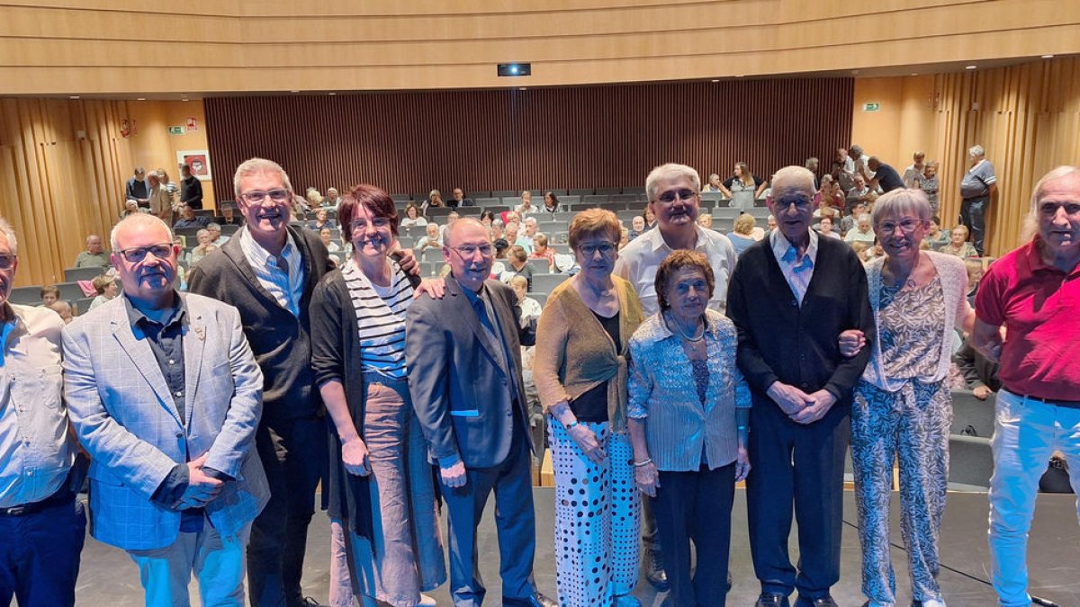 La junta del Casal de la Gent Gran con el alcalde y los ediles durante la fiesta del pasado sábado. - CLAUSTRE OLIVERES