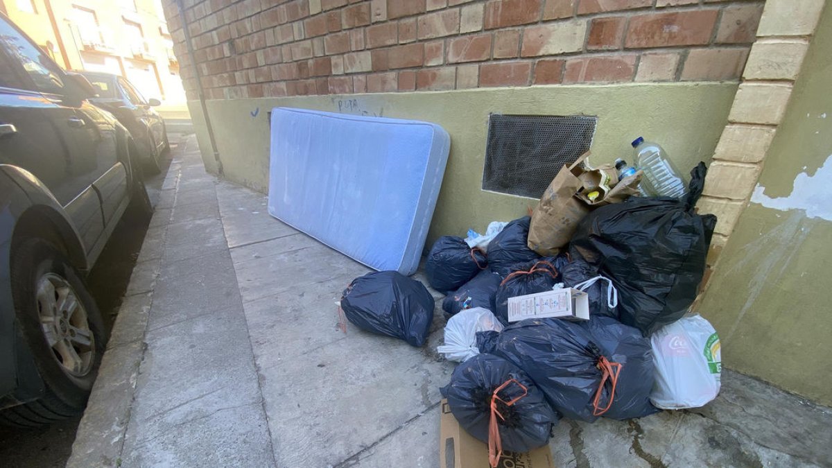 Basura en una de las calles que protagoniza las quejas. - X.S.