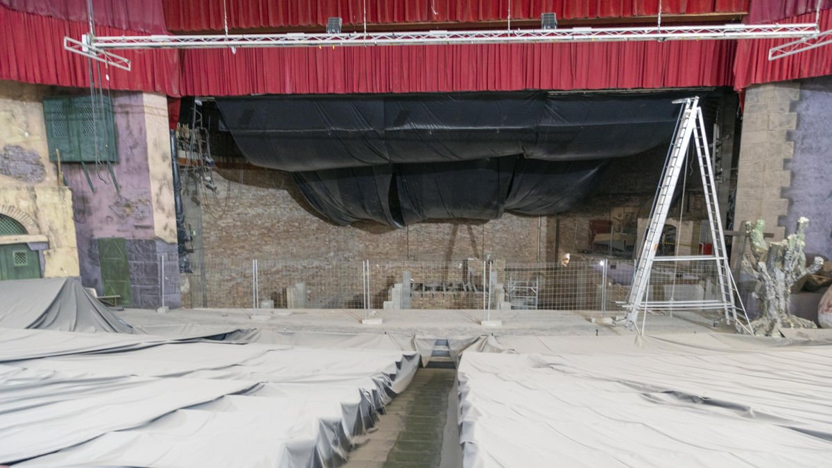 El patio de butacas se ha cubierto con lonas protectoras. - X.S.