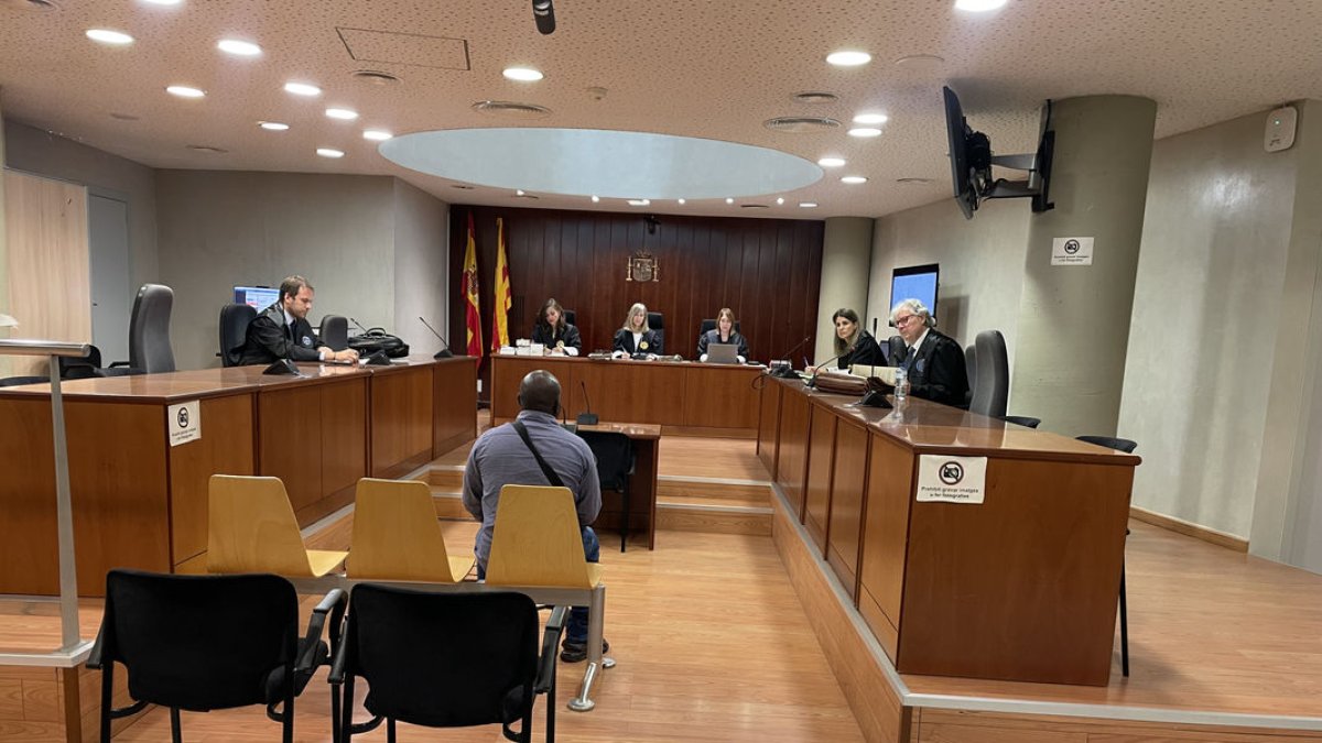 El acusado, ayer en el banquillo de la Audiencia. - A. GUERRERO