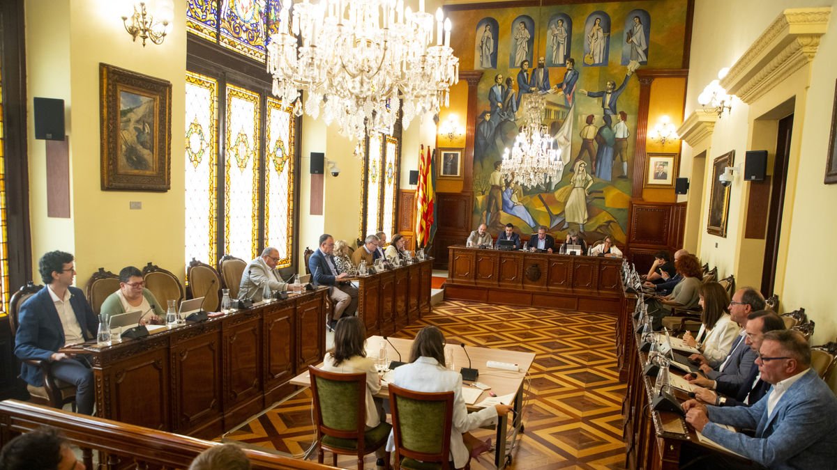 El pleno celebrado ayer en la Diputación que se centró en la mejora de su red viaria. - GERARD HOYAS