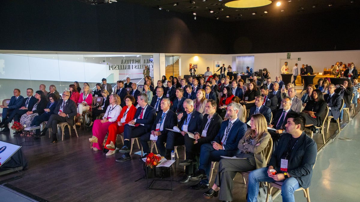 Asistentes al primer encuentro del cuerpo consular , ayer en la Llotja. - GERARD HOYAS