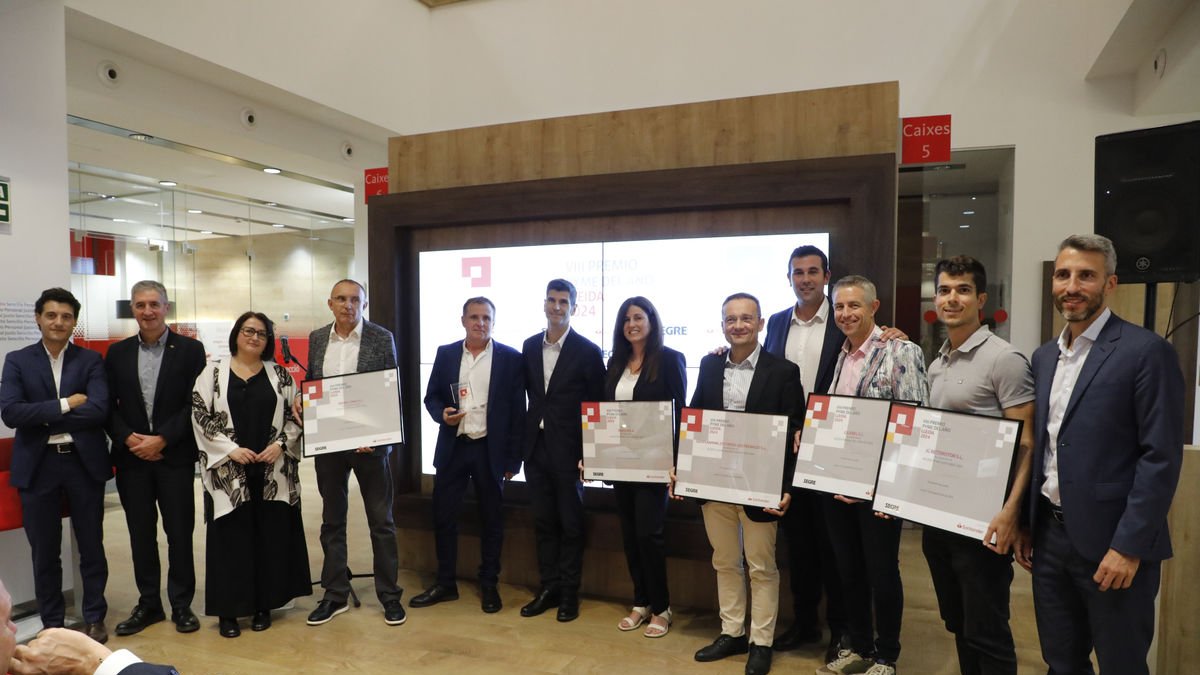 Els guardonats, en una foto de família amb els representants del Banc Santander i la directora de SEGRE, Anna Sàez. - AMADO FORROLLA