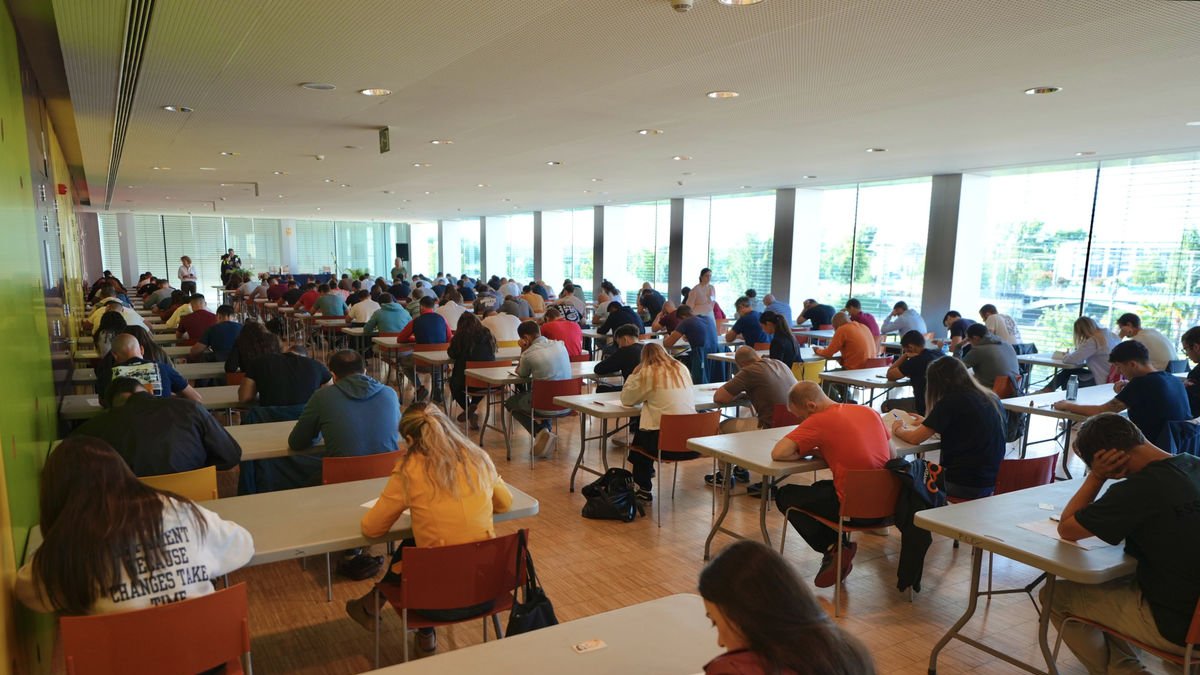 Aspirants a les dinou places d’agent de la Guàrdia Urbana, durant el primer examen. - MARIO GASCÓN