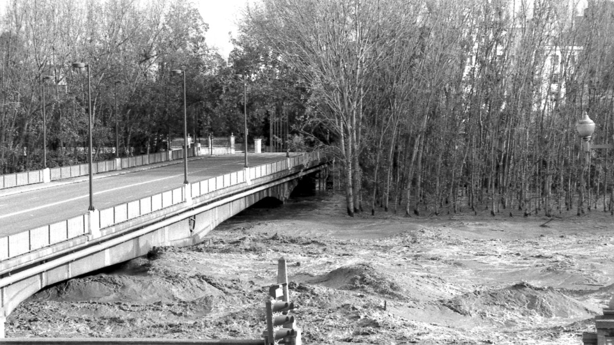 Vista del riu Segre al pont Vell de Lleida durant la crescuda del novembre del 1982.