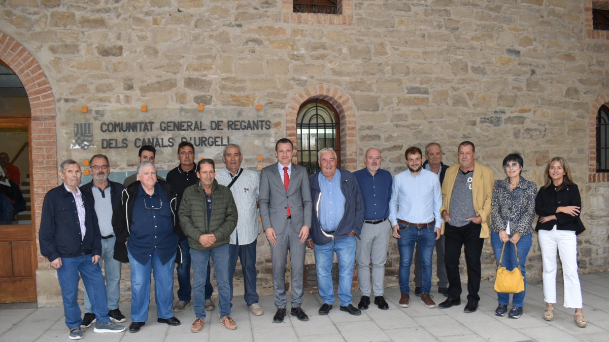 El conseller d'Agricultura, Òscar Ordeig, amb els regants del canal d'Urgell.