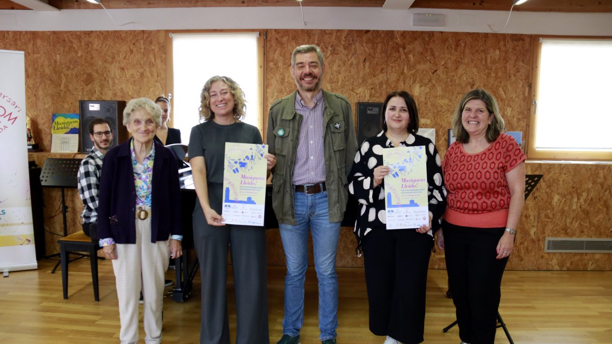 Presentació del Musiquem Lleida amb la directora de la Coral Shalom, Maria Carme Valls; la regidora de Cultura, Pilar Bosch; el director de l'IEI, Andreu Vàzquez; i les directores Anna Sàez, 'Segre', i Maribel Tost, CaixaForum Lleida