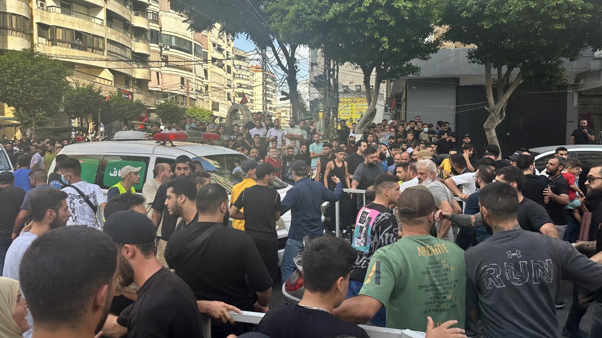 Una ambulància en un dels punts bombardejats aquest divendres al sud de Beirut.