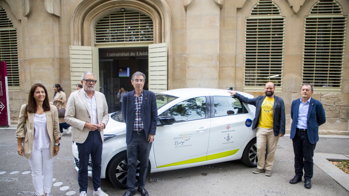 Representants de la Paeria de Lleida, la UdL i Som Mobilitat amb el vehicle elèctric compartit.