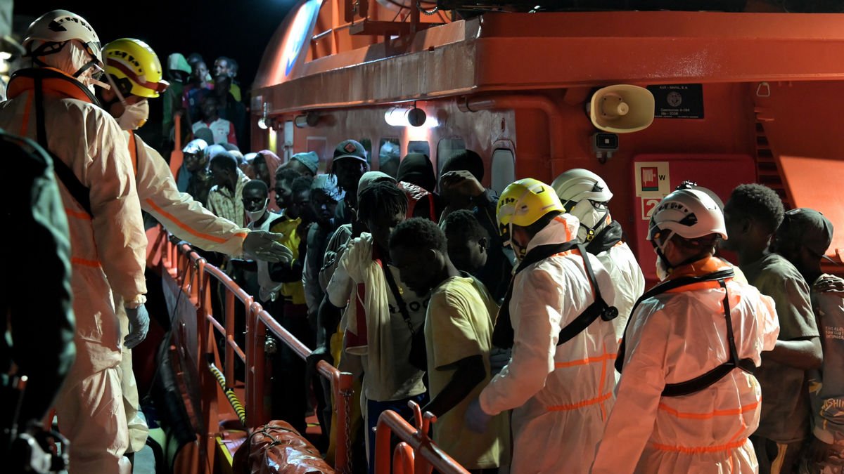 Efectius de Salvament Marítim atenen migrants rescatats en aigües canàries. - EFE