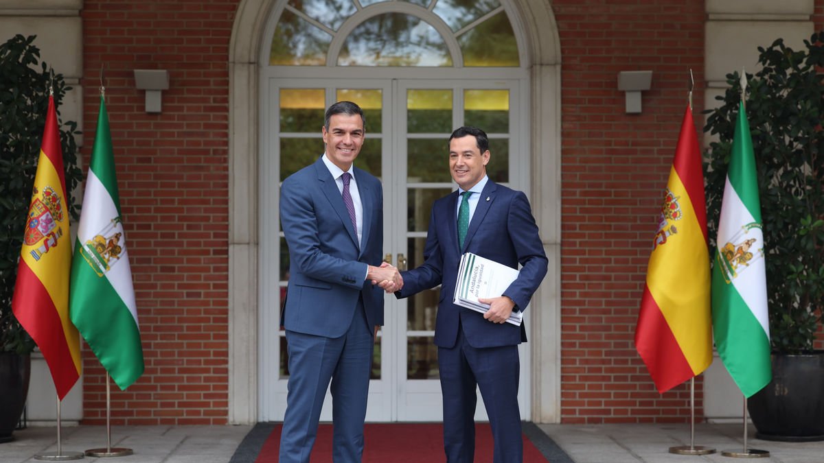 Pedro Sánchez recibió ayer en La Moncloa al presidente andaluz, el popular Juanma Moreno. - EFE