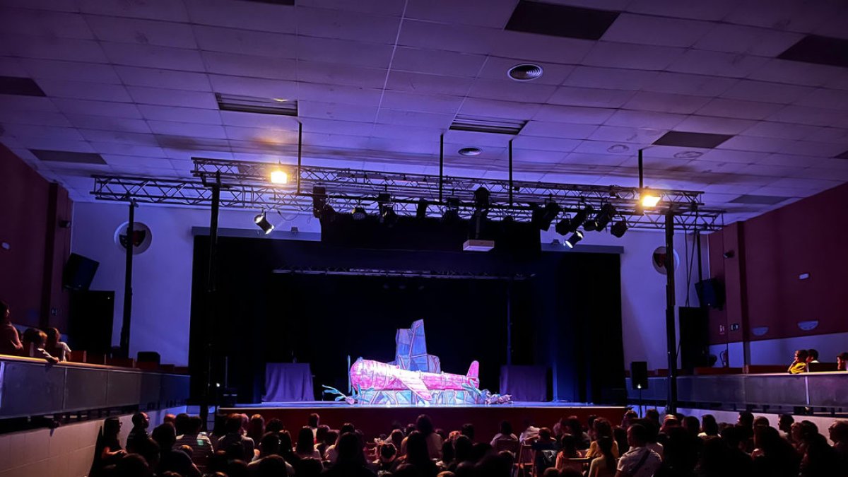 La sala de actos, abarrotada de público en la obra ‘Jo, Tarzan’. - JAUME GORT