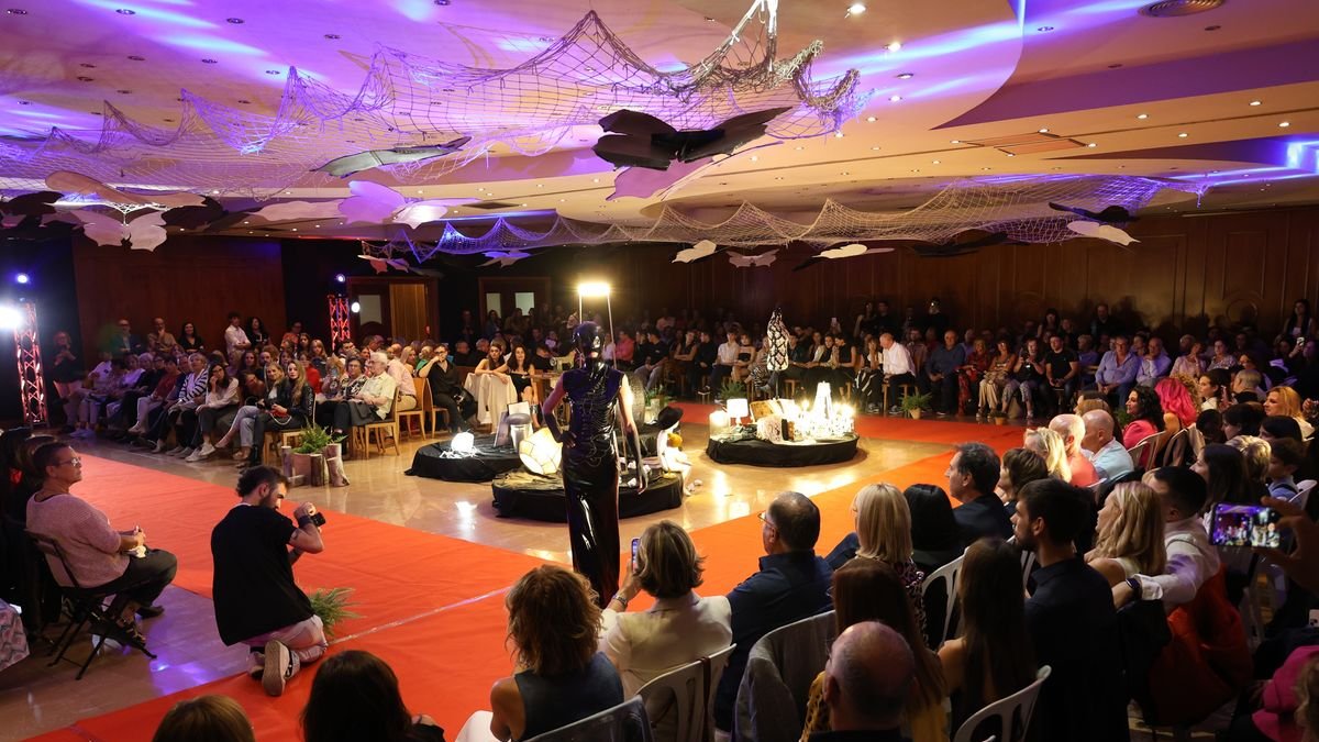 Mig miler de persones van assistir divendres a la nit a la desfilada al restaurant Resquitx. - J.GÓMEZ