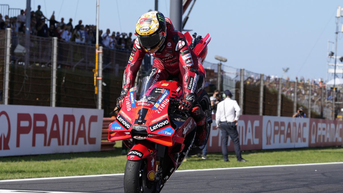 ‘Pecco’ Bagnaia hace el caballito para celebrar su cuarta victoria en una prueba Sprint. - EFE