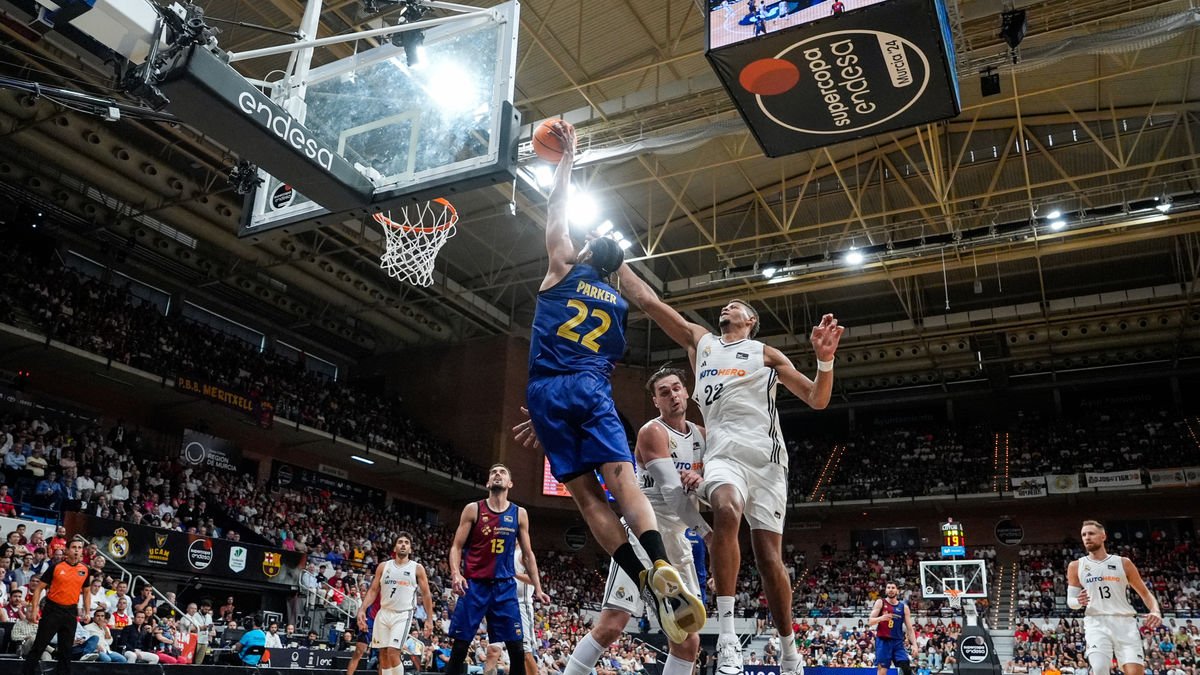 Parker intenta fer una esmaixada davant de l’oposició de Tavares. - ACB PHOTO-RAISA POZO