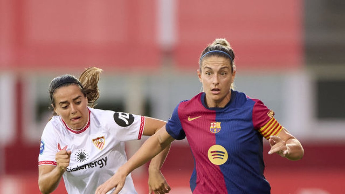 Alexia conduce el balón perseguida por una jugadora sevillista. - FC BARCELONA