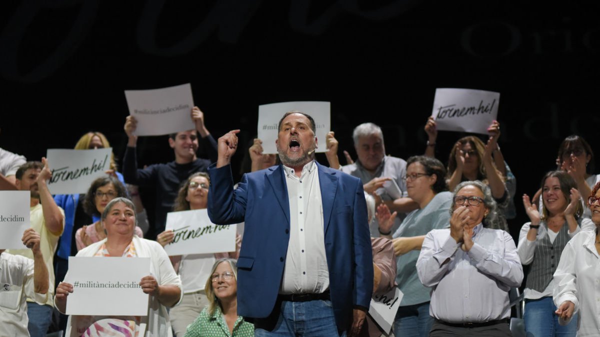 Junqueras presentó ayer su candidatura en un acto en Olesa de Montserrat al que acudió Bernat Solé. - EUROPA PRESS