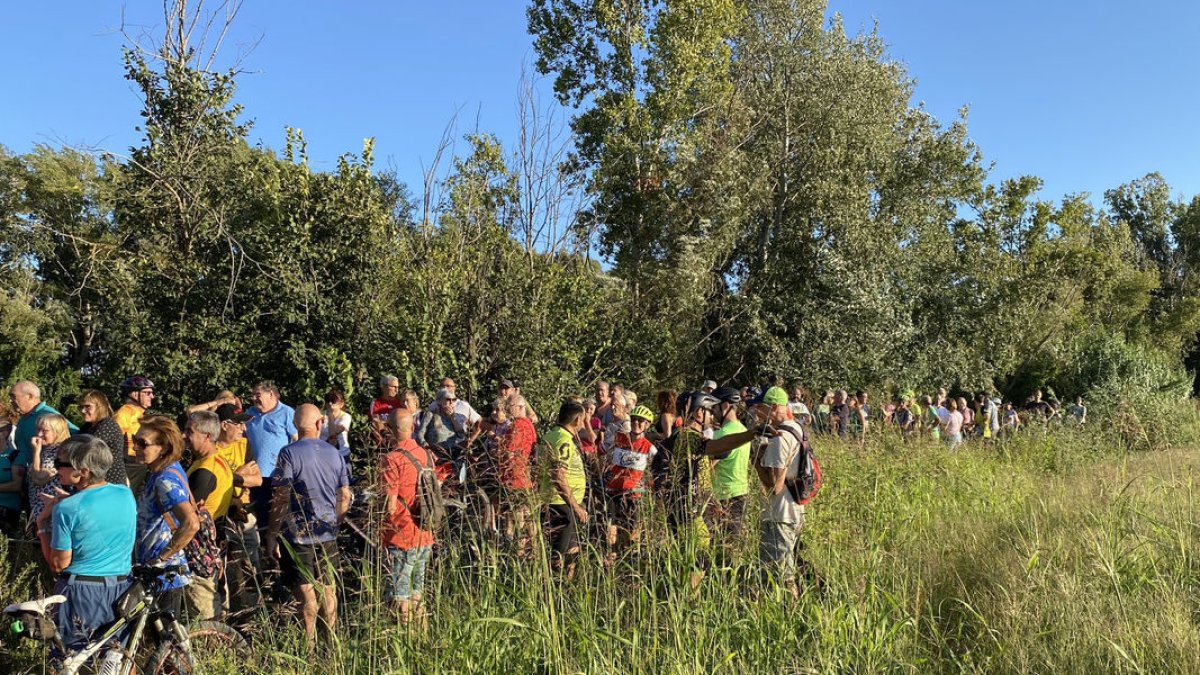 Un centenar de personas se concentraron el día 9 para denunciar esta situación y pedir que se desbloquee este tramo del Camí del Riu. - AMADO FORROLLA