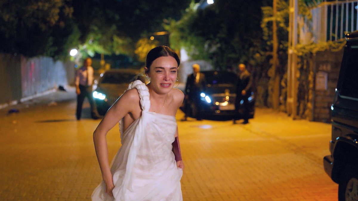 Leyla sale corriendo de la mansión y solo una persona se atreve a consolarla: Firuze.