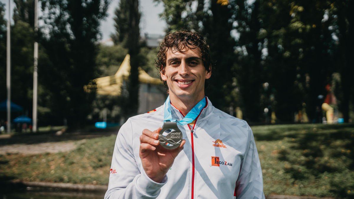 El segovià David Llorente posa amb la medalla de plata aconseguida ahir en caiac cros. - MARC ETXANIZ