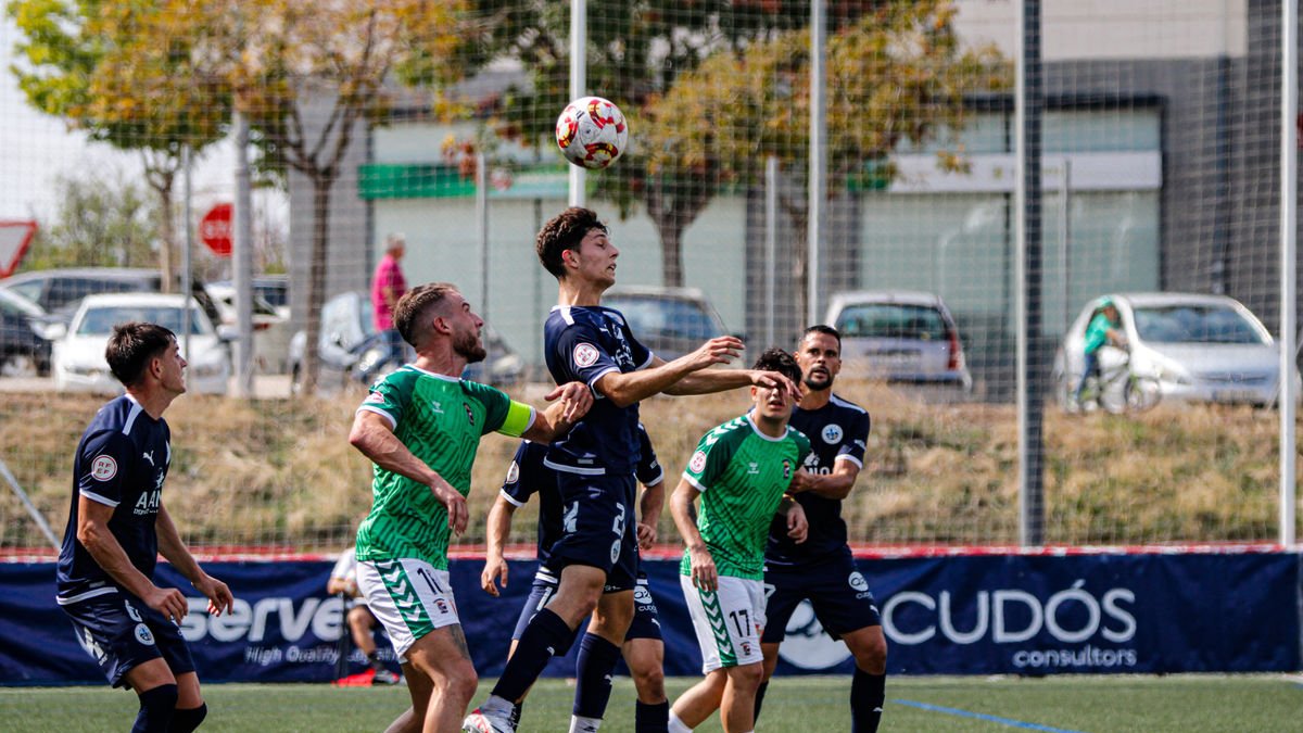 Samsó salta para descargar un balón ante la oposición de Cantí. - INGRID SEGURA