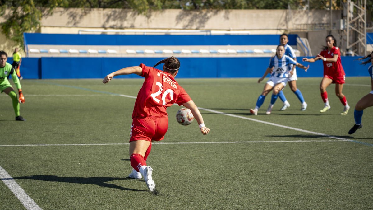 Gestera fa una passada enrere que acabaria rematant Evelyn desviat en el primer minut de partit. - PAU PASCUAL PRAT