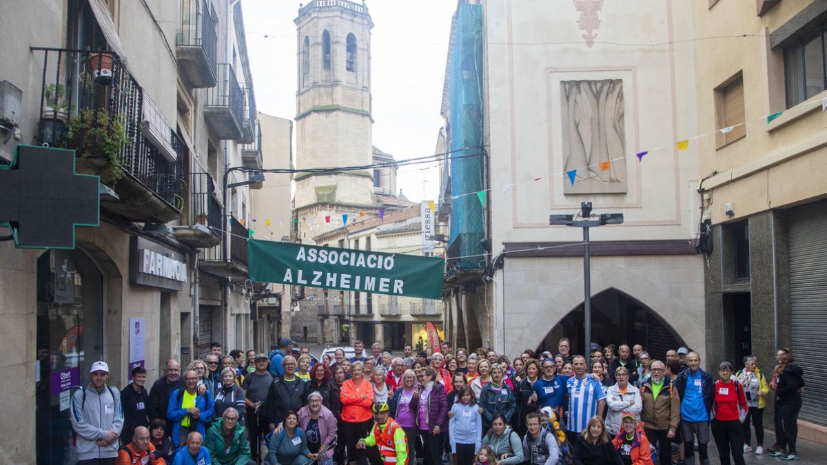 Foto de grup abans d’iniciar la marxa als porxos del carrer del Carme per protegir-se de la pluja. - LAIA PEDRÓS