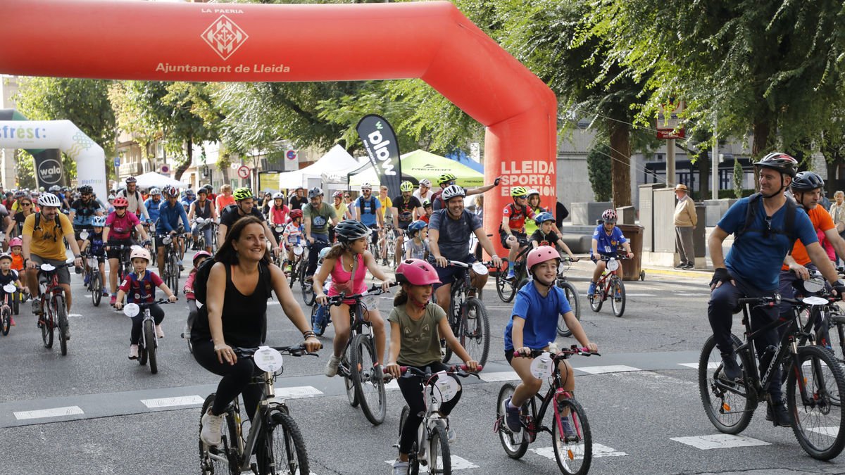 La Pedalada salió de la plaza Ricard Viñes y recorrió las calles de Balàfia, Pardinyes, Clot y Zona Alta. - AMADO FORROLLA