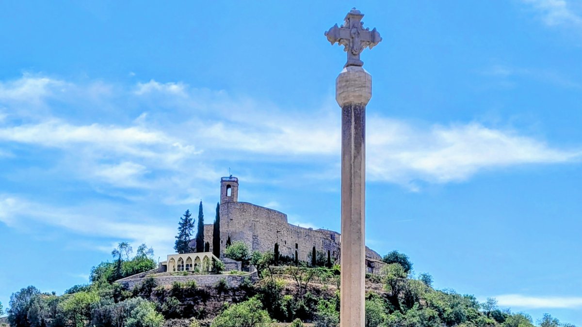 Montfalcó Murallat, que forma part de les oluges, és una de les viles closes més boniques de les que encara existeixen a la comarca de la Segarra.