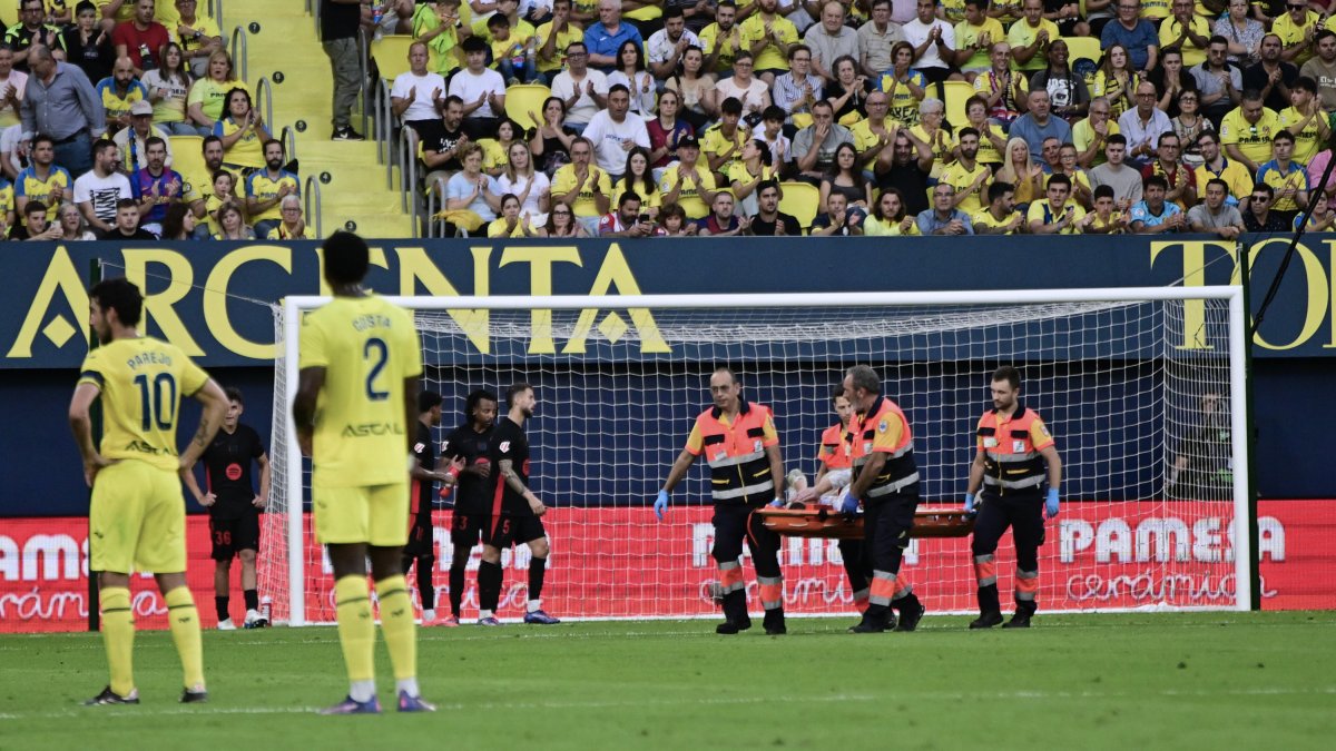 El porter alemany del FC Barcelona, Marc-André ter Stegen, és retirat en llitera després de caure lesionat durant el partit davant del Vila-real.