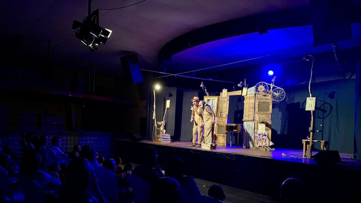 L’espectacle ‘La gallina dels ous d’or’, de Zum Zum Teatre, ahir a la tarda a la sala Arca. - AJUNTAMENT D’ALMACELLES