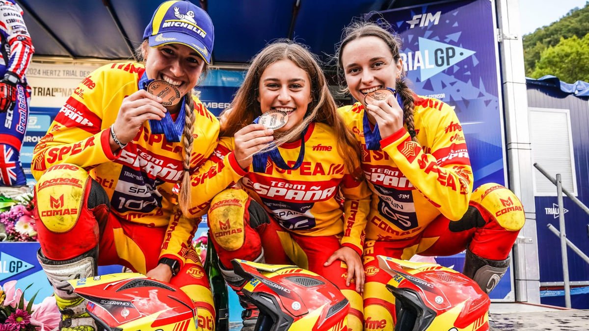 Laia Pi Ramírez, primera por la derecha con su medalla de bronce. - RFEM