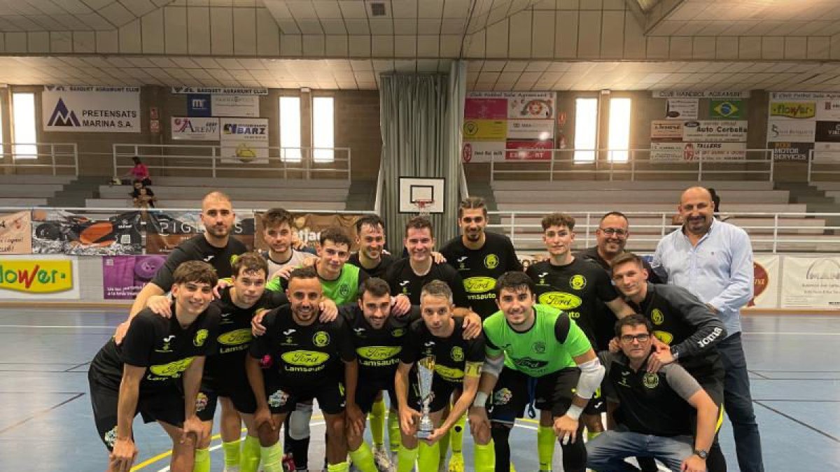 El Cerezo Futsal Lleida aixeca el trofeu de campió. - FCF
