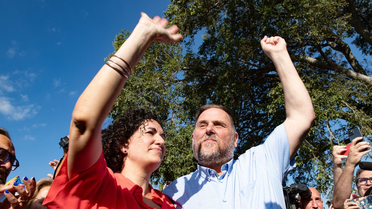 Junqueras i Rovira, abraçats en el retorn d’aquesta última a Catalunya, a mitjans del mes de juliol. - EUROPA PRESS