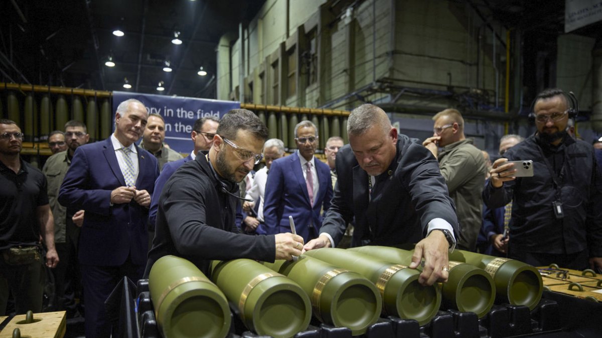 Zelenski durante una visita en una planta de municición de EEUU. - EFE