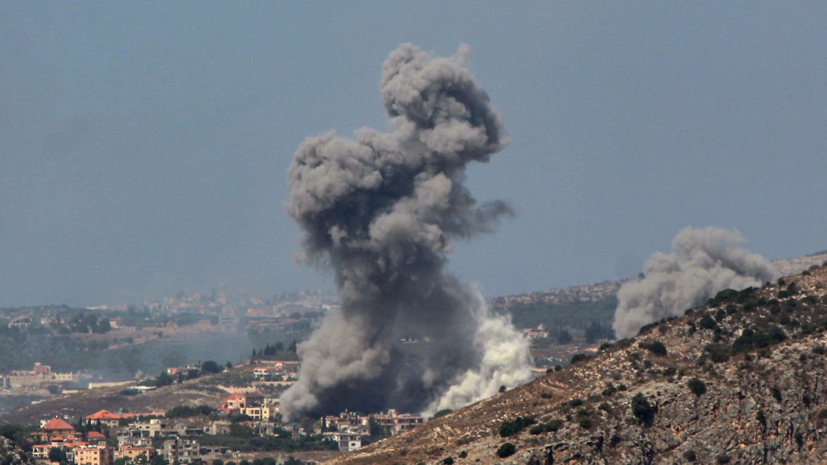 El humo de los intensos ataques aéreos israelíes se eleva desde la aldea de Arab Salim, al sur del Líbano. - EUROPA PRESS