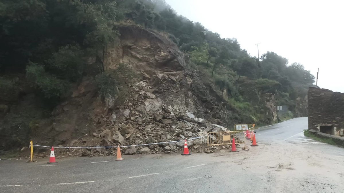 El ayuntamiento retiró las rocas que impedían el paso. - A.M.