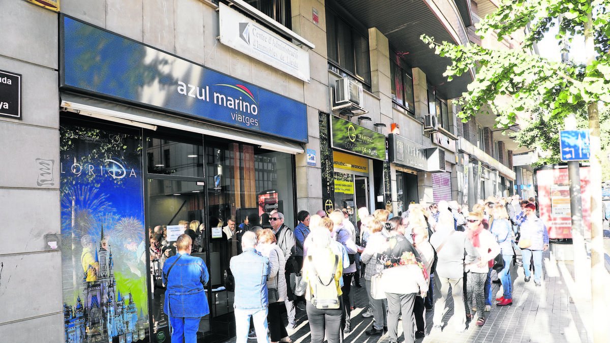 Leridanos haciendo cola el año pasado para reservar sus viajes. - AMADO FORROLLA
