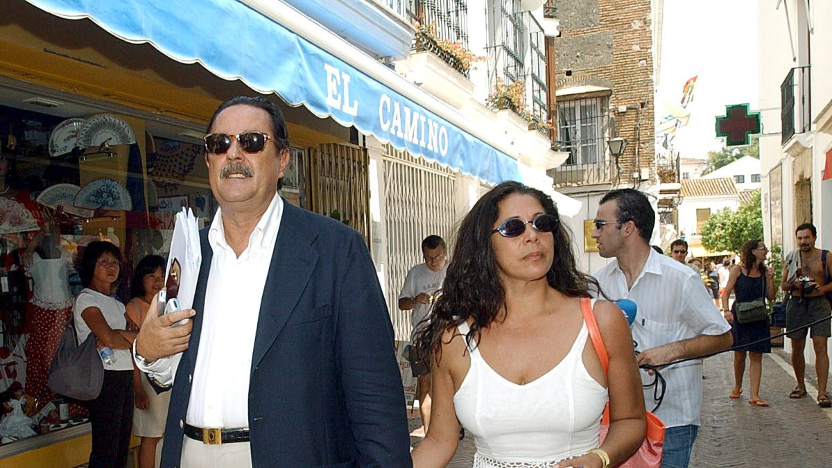 Imagen de agosto de 2003 del entonces alcalde de Marbella, Julián Muñoz, saliendo del ayuntamiento de la localidad andaluza acompañado de la tonadillera Isabel Pantoja. EFE/ AL