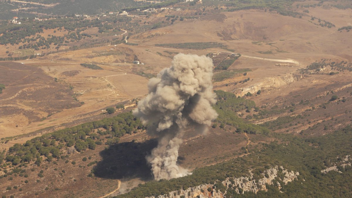 Un dels llocs del sud del Líban bombardejats per Israel, vist des de Marjayún.
